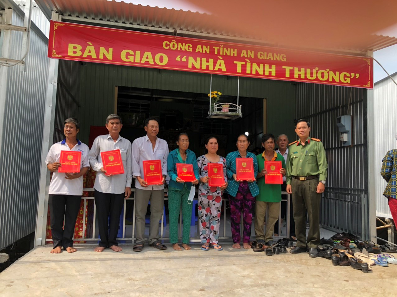 Công an tỉnh An Giang bàn giao 7 căn nhà tình thương cho ca1c ho65  - Ảnh 1.