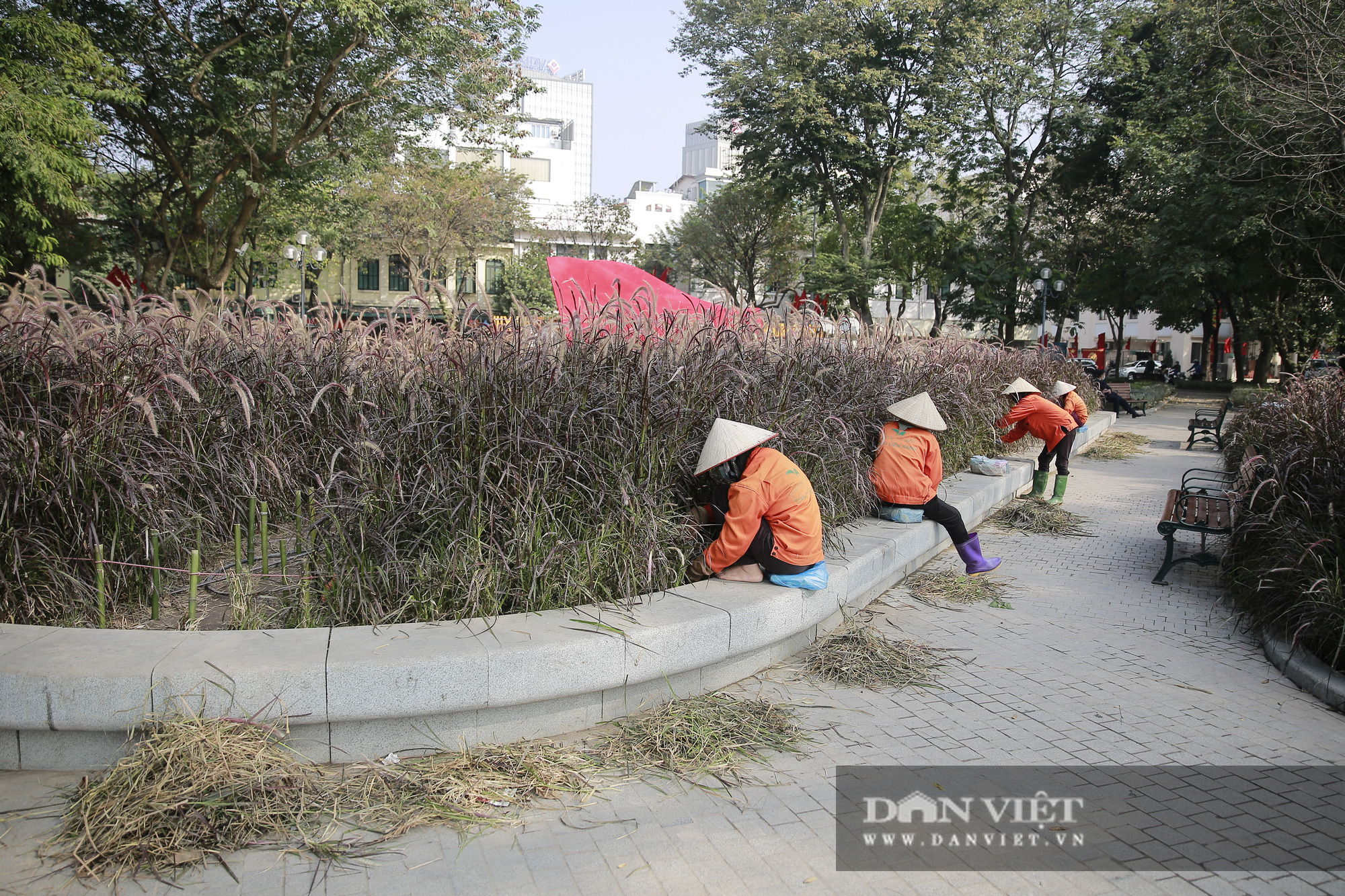 Cảnh quan hồ Hoàn Kiếm tan hoang sau 3 tháng hoàn thiện - Ảnh 3.