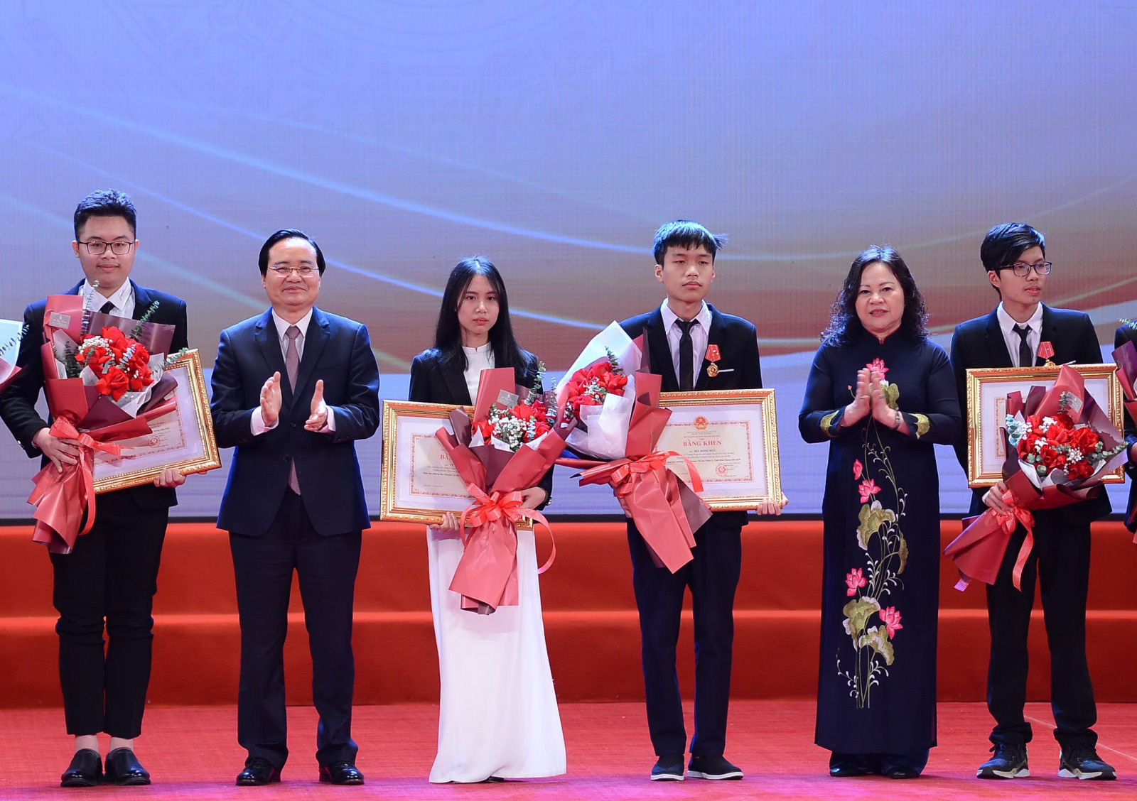Câu chuyện cổ tích của cô học trò nghèo ở Olympic quốc tế 2020 - Ảnh 5.