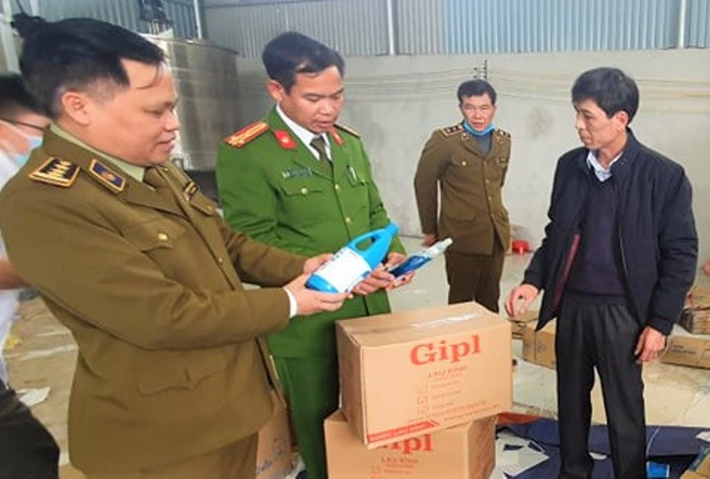 Cảnh sát phát hiện vụ làm giả chất tẩy rửa, nước giặt cực lớn - Ảnh 3. Cảnh sát phát hiện vụ làm giả chất tẩy rửa, nước giặt cực lớn - Ảnh 3.