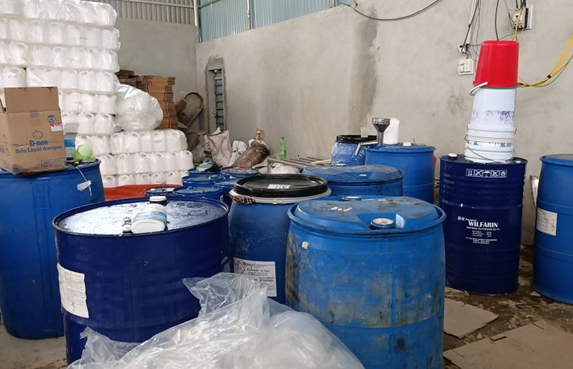 Cảnh sát phát hiện vụ làm giả chất tẩy rửa, nước giặt cực lớn - Ảnh 5. Cảnh sát phát hiện vụ làm giả chất tẩy rửa, nước giặt cực lớn - Ảnh 5.