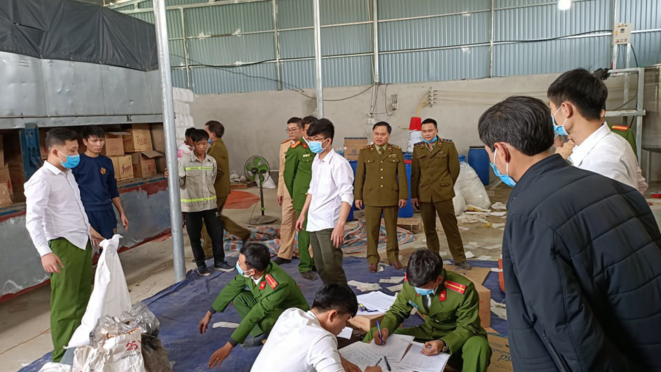 Cảnh sát phát hiện vụ làm giả chất tẩy rửa, nước giặt cực lớn - Ảnh 2. Cảnh sát phát hiện vụ làm giả chất tẩy rửa, nước giặt cực lớn - Ảnh 2.