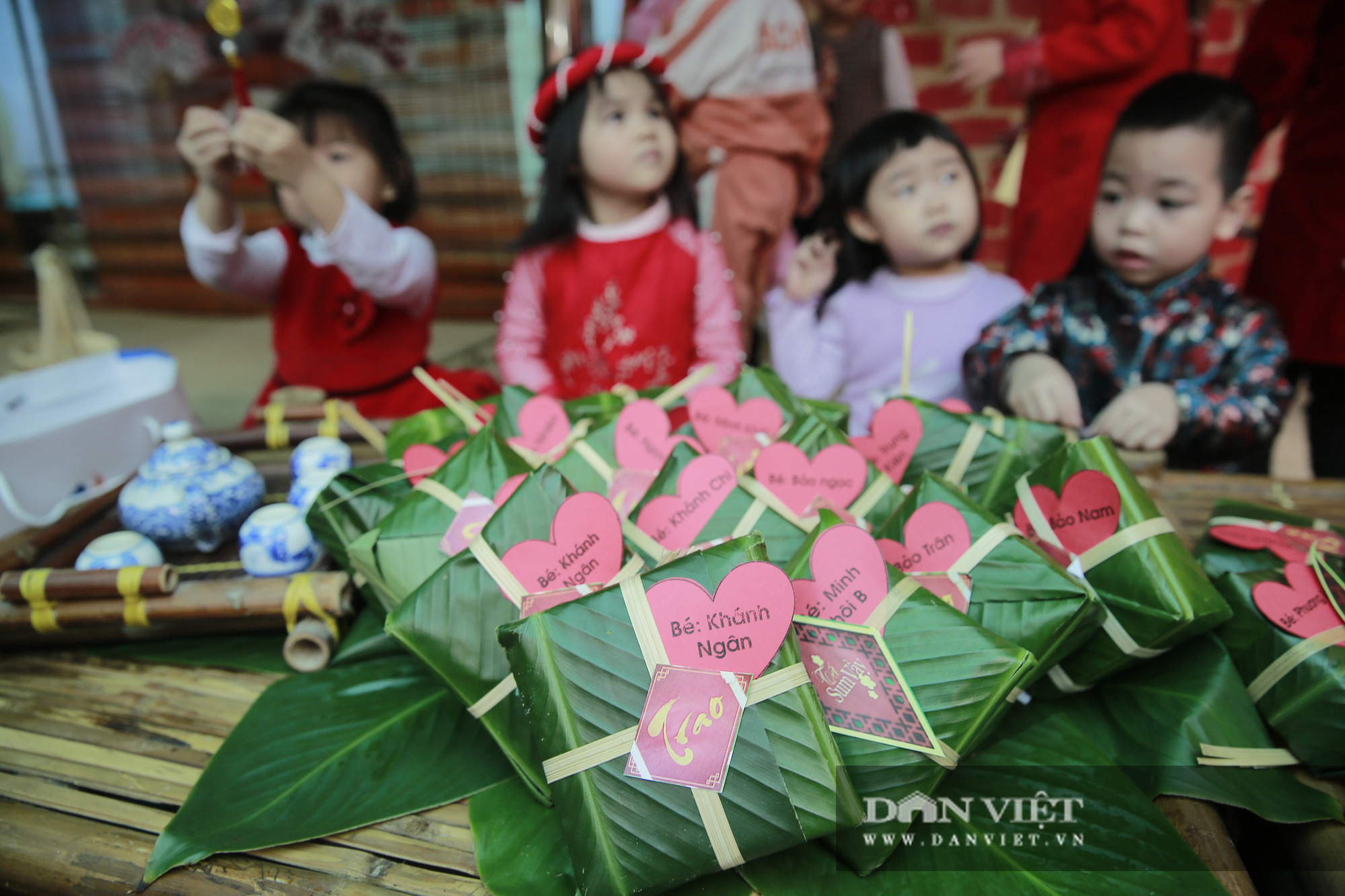 Trẻ em Hà Nội hào hứng khi lần đầu được gói bánh chưng cùng cha mẹ - Ảnh 7.