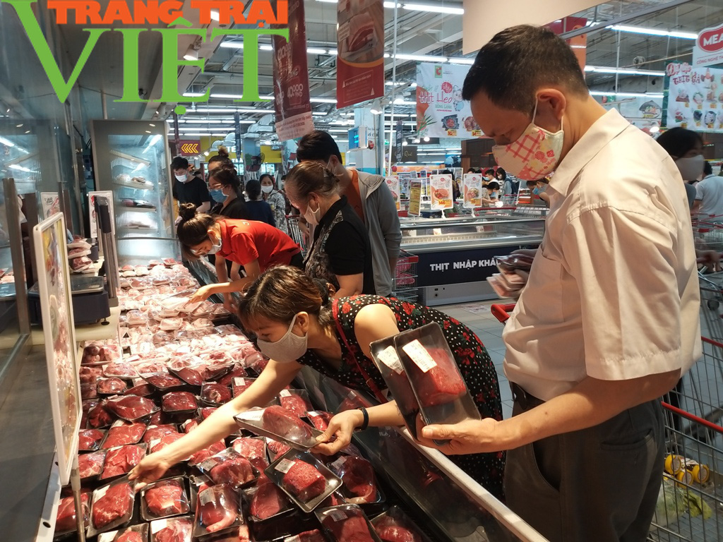 Covid-19 diễn biến phức tạp dịp giáp Tết, &quot;thượng đế&quot; đủ ăn mà người nuôi lợn, gà, vịt như &quot;ngồi trên lửa&quot; - Ảnh 1.