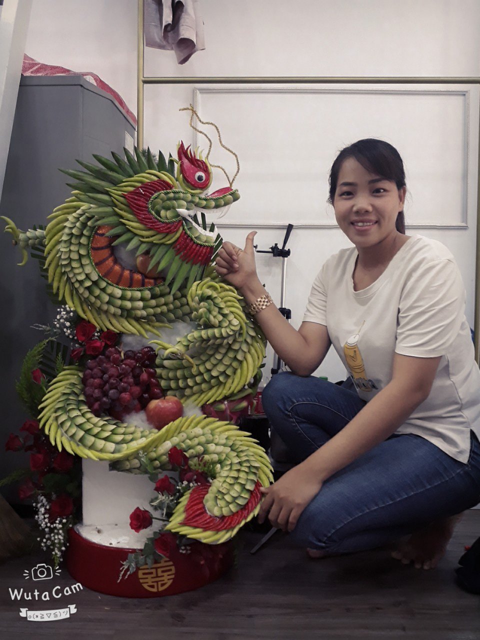 Long An: Làm cổng cưới thôn quê độc lạ, một ông nông dân kiếm bộn tiền - Ảnh 3.