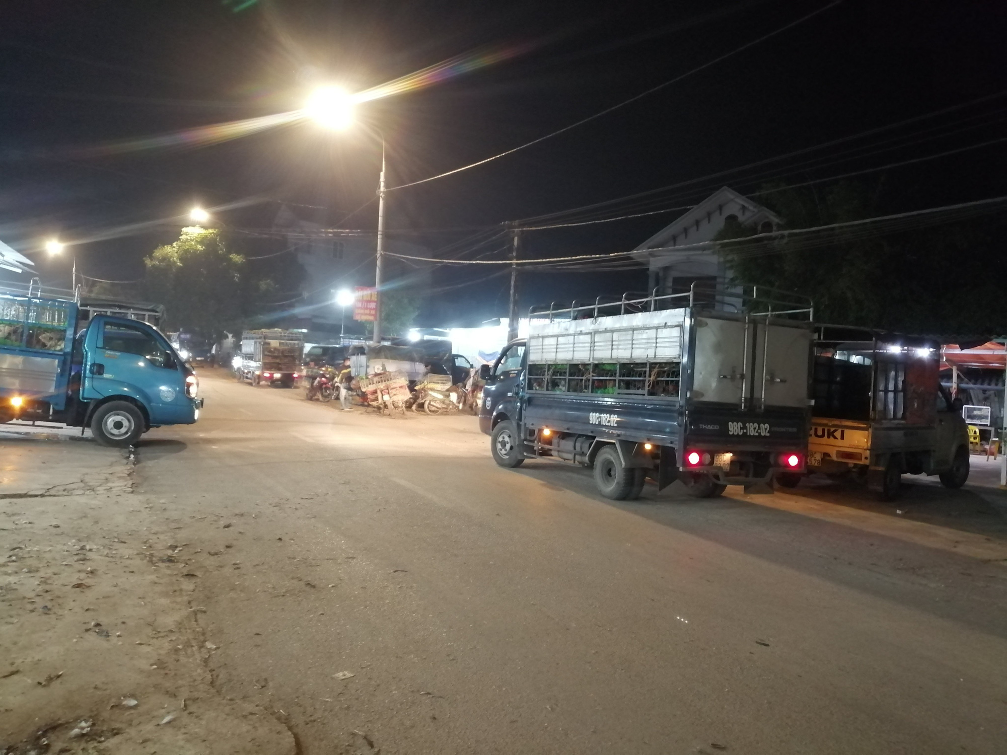 Bắc Giang: Cận Tết, chợ thu mua gà lớn nhất huyện Tân Yên ảm đạm, tiêu thụ giảm 30% so với năm trước - Ảnh 8. Bắc Giang: Cận Tết, chợ thu mua gà lớn nhất huyện Tân Yên ảm đạm, tiêu thụ giảm 30% so với năm trước - Ảnh 8.