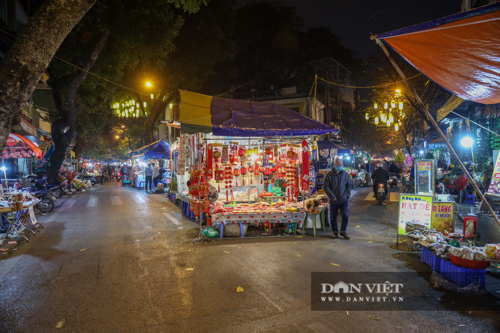 Chợ hoa Tết Hà Nội vắng chưa từng có, tiểu thương ngủ quên vì ế khách - Ảnh 1.