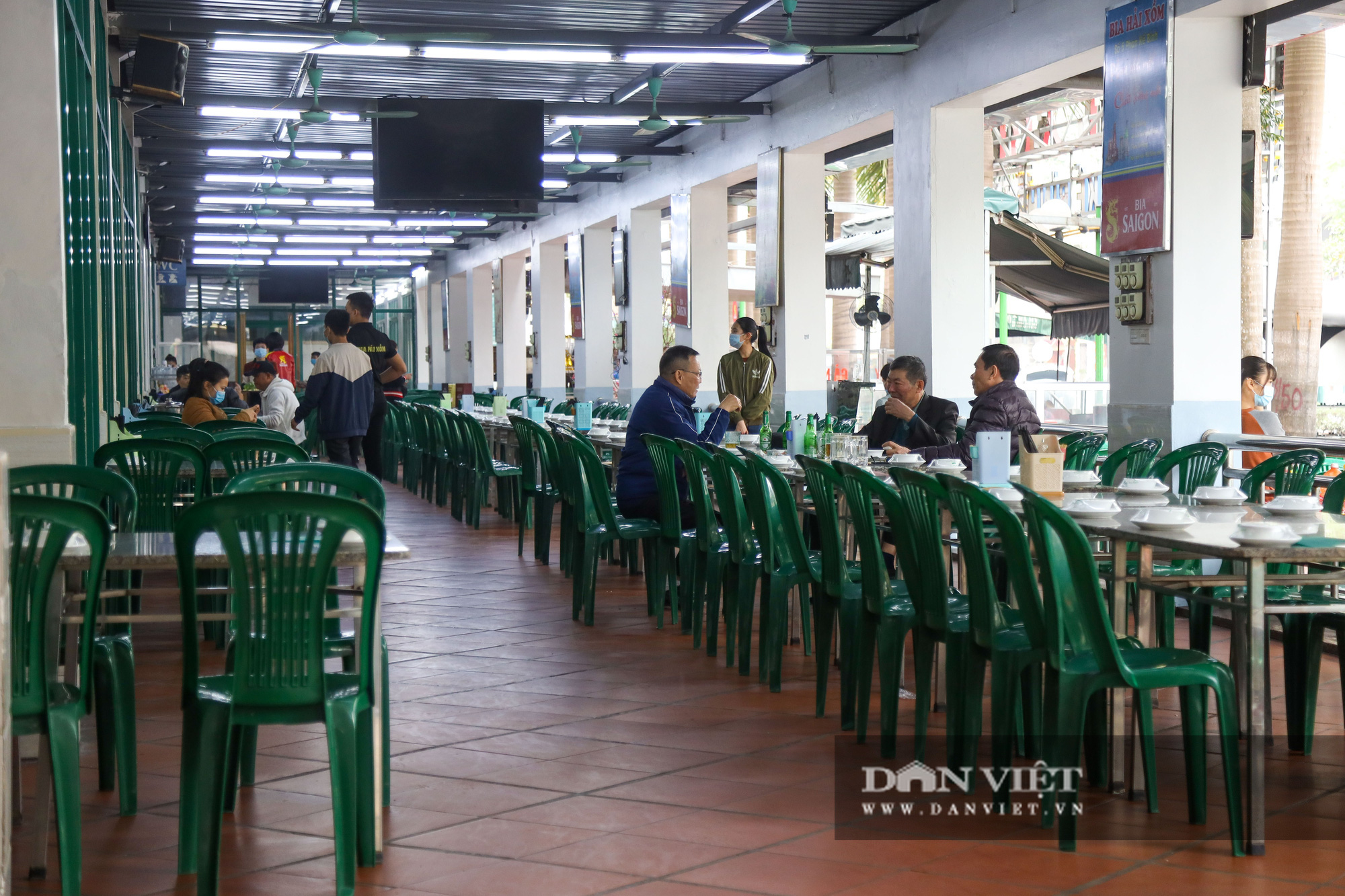 Hà Nội phòng dịch gắt gao, nhà hàng quán nhậu đìu hiu bất ngờ - Ảnh 2.