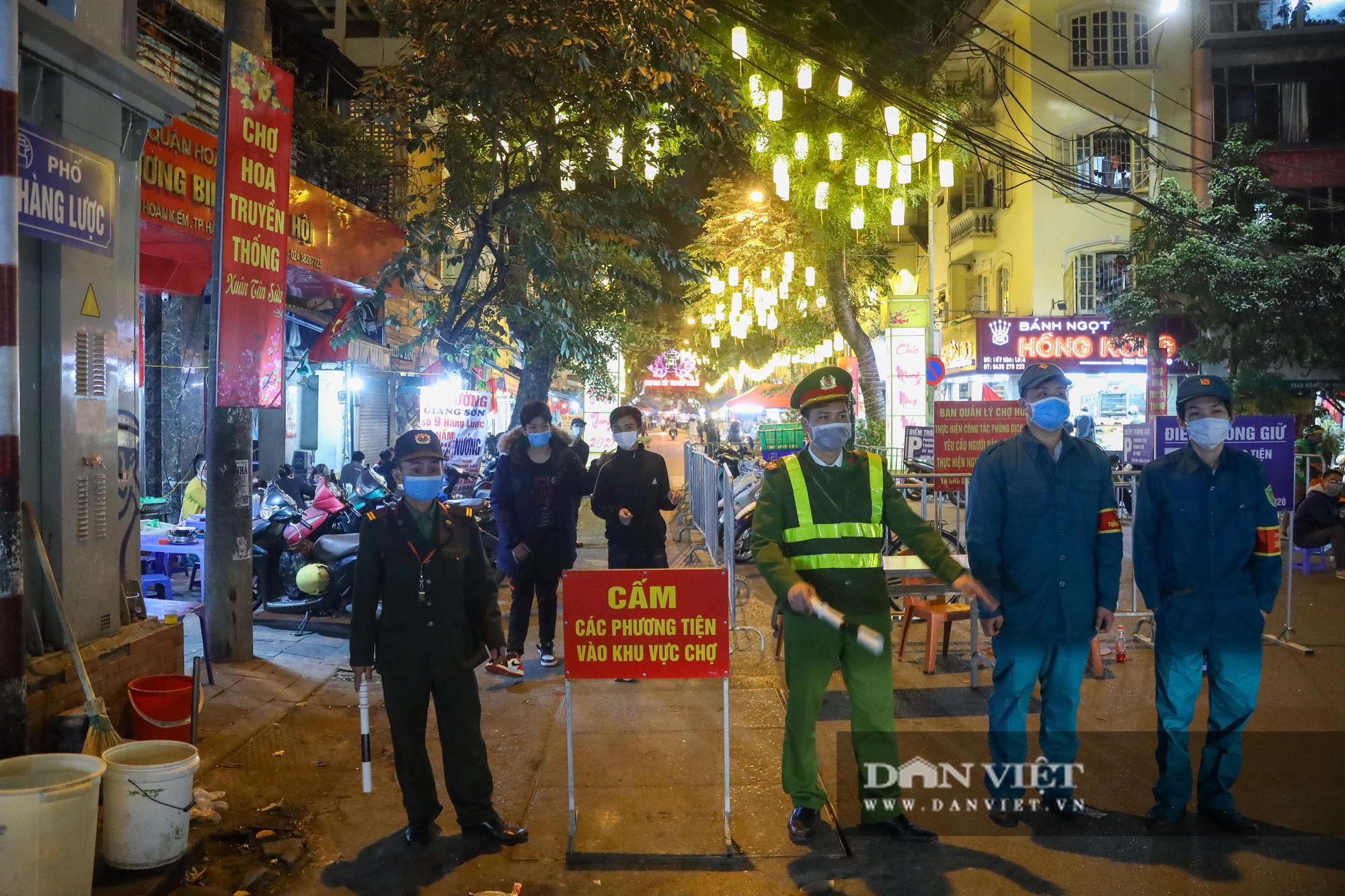 Chợ hoa Tết Hà Nội vắng chưa từng có, tiểu thương ngủ quên vì ế khách - Ảnh 3.
