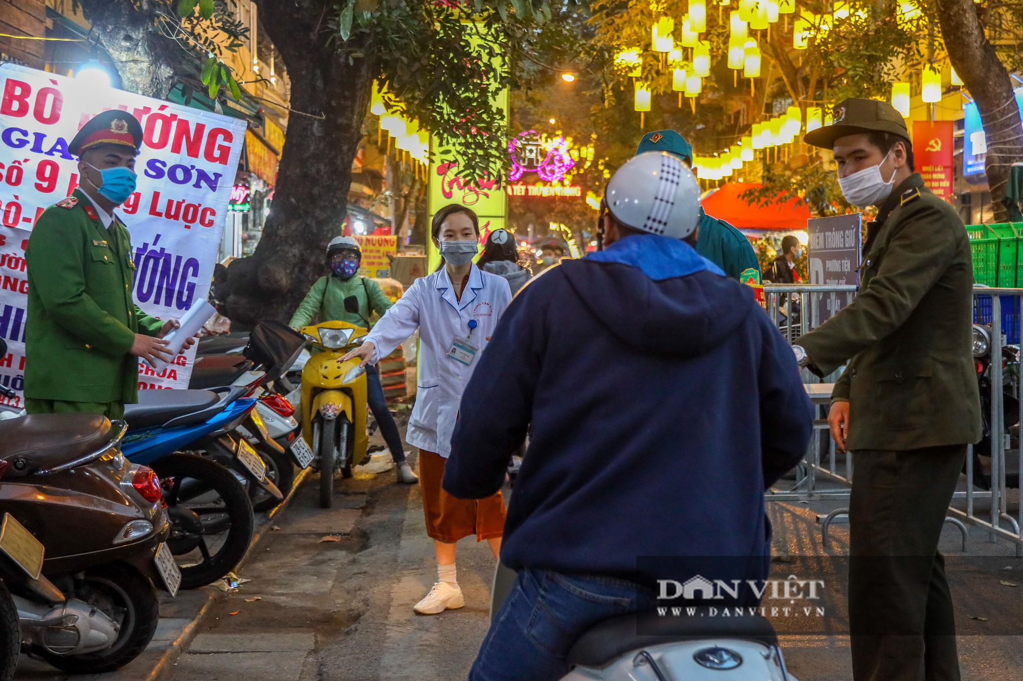 Chợ hoa Tết Hà Nội vắng chưa từng có, tiểu thương ngủ quên vì ế khách - Ảnh 4.