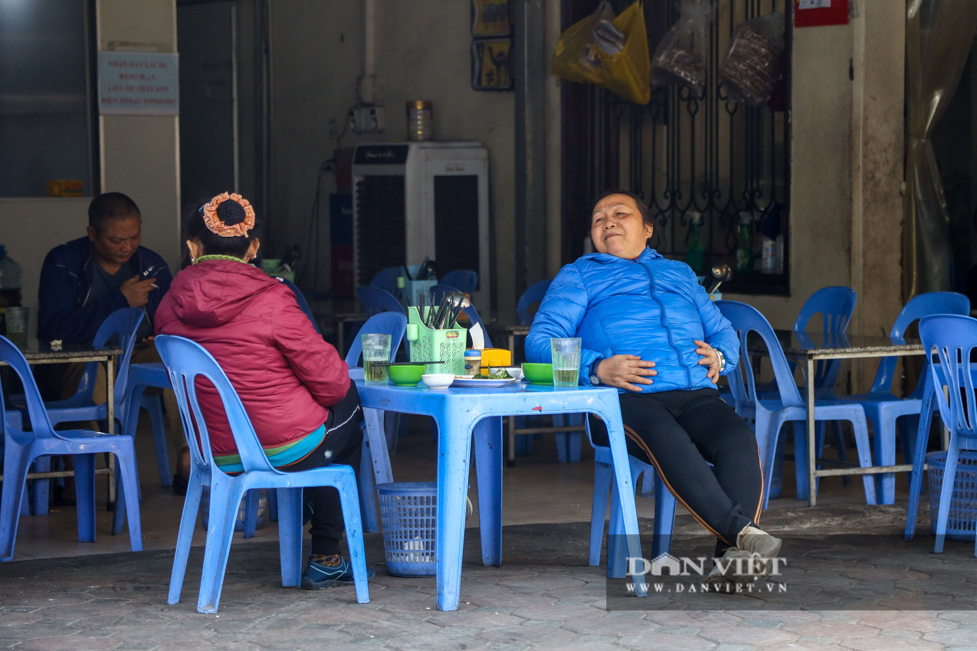 Hà Nội phòng dịch gắt gao, nhà hàng quán nhậu đìu hiu bất ngờ - Ảnh 5.