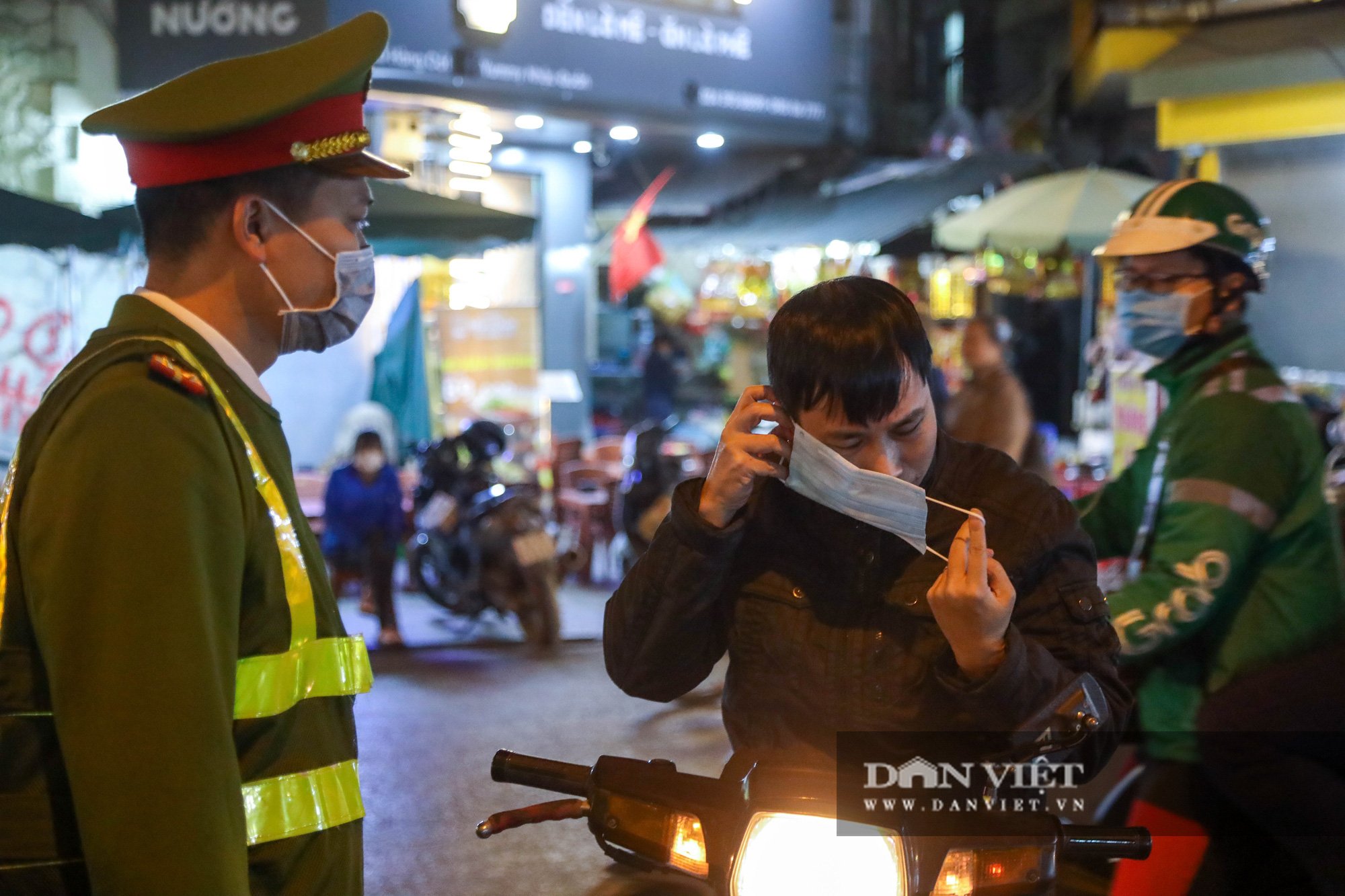 Chợ hoa Tết Hà Nội vắng chưa từng có, tiểu thương ngủ quên vì ế khách - Ảnh 5.
