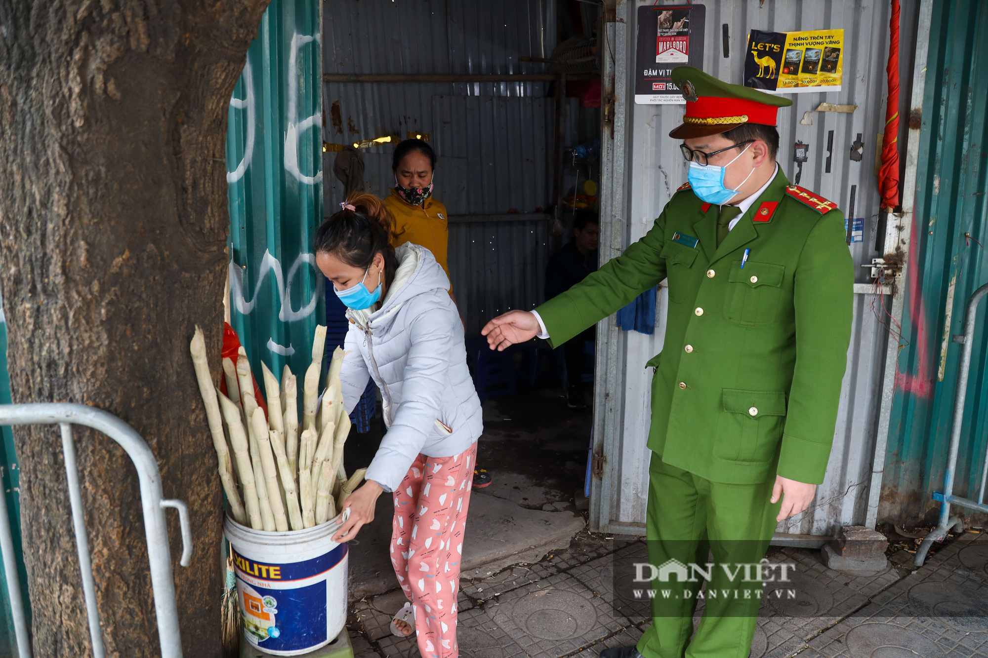 Hà Nội phòng dịch gắt gao, nhà hàng quán nhậu đìu hiu bất ngờ - Ảnh 9.