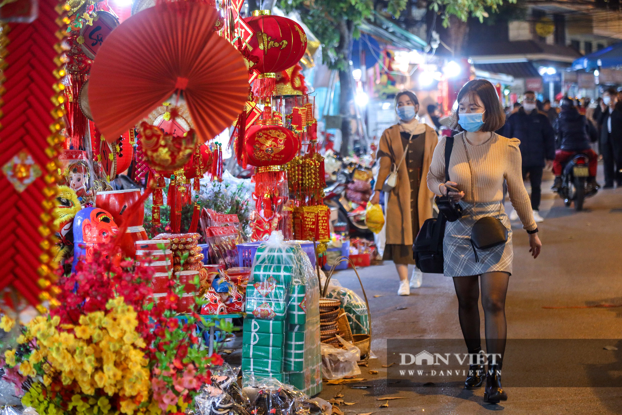 Chợ hoa Tết Hà Nội vắng chưa từng có, tiểu thương ngủ quên vì ế khách - Ảnh 9.