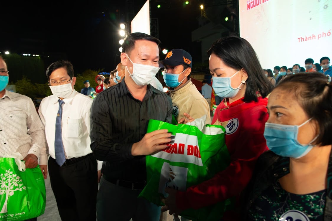 PNJ hỗ trợ công nhân nghèo đón Tết Tân Sửu 2021 - Ảnh 1.