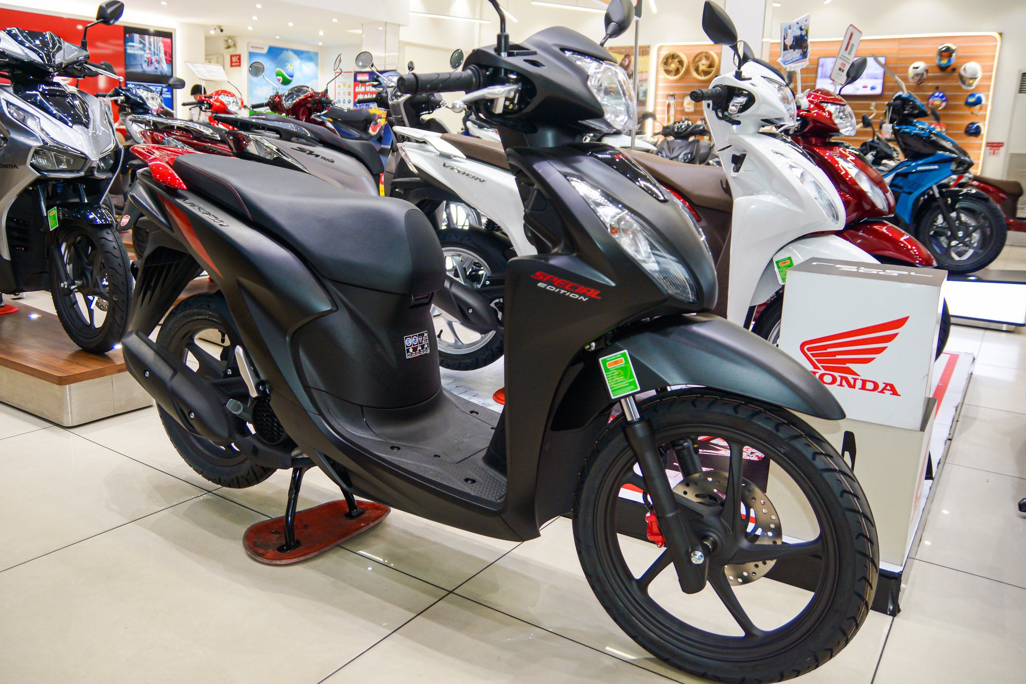 Honda Vision phiên bản mới tiếp tục bị tăng giá bán - Ảnh 3. Honda Vision phiên bản mới tiếp tục bị tăng giá bán - Ảnh 3.