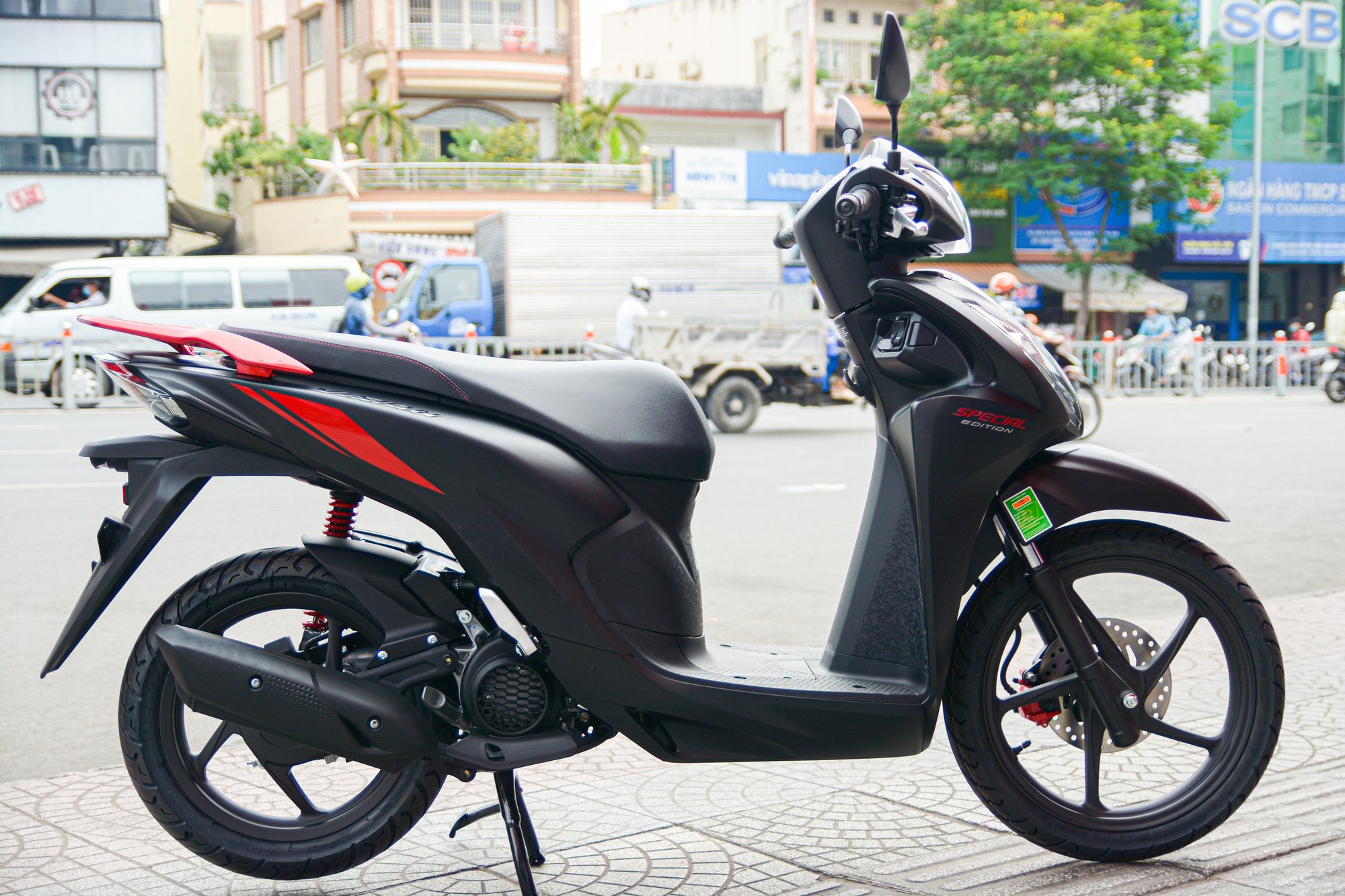 Honda Vision phiên bản mới tiếp tục bị tăng giá bán - Ảnh 1. Honda Vision phiên bản mới tiếp tục bị tăng giá bán - Ảnh 1.