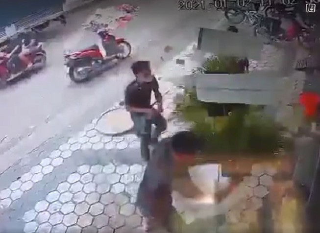 Clip: Kinh hoàng côn đồ mang vòng hoa, tiền âm phủ tới ném vào nhà con nợ ở Đồng Nai - Ảnh 2. Clip: Kinh hoàng côn đồ mang vòng hoa, tiền âm phủ tới ném vào nhà con nợ ở Đồng Nai - Ảnh 2.