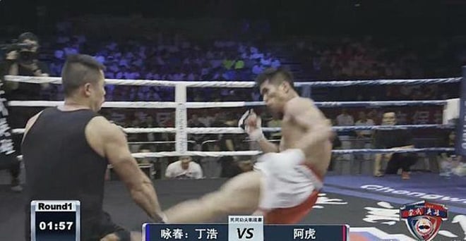 Đệ tử Diệp Vấn bị đánh ngất sau 74 giây, sự phụ vào &quot;truyền nội công&quot;... gây cười - Ảnh 2.