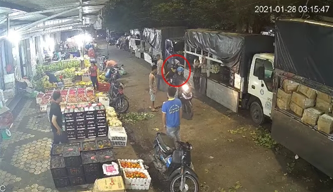Clip Kinh hoàng côn đồ mang vòng hoa, tiền âm phủ tới ném vào nhà con nợ ở Đồng Nai - Ảnh 1. Clip Kinh hoàng côn đồ mang vòng hoa, tiền âm phủ tới ném vào nhà con nợ ở Đồng Nai - Ảnh 1.