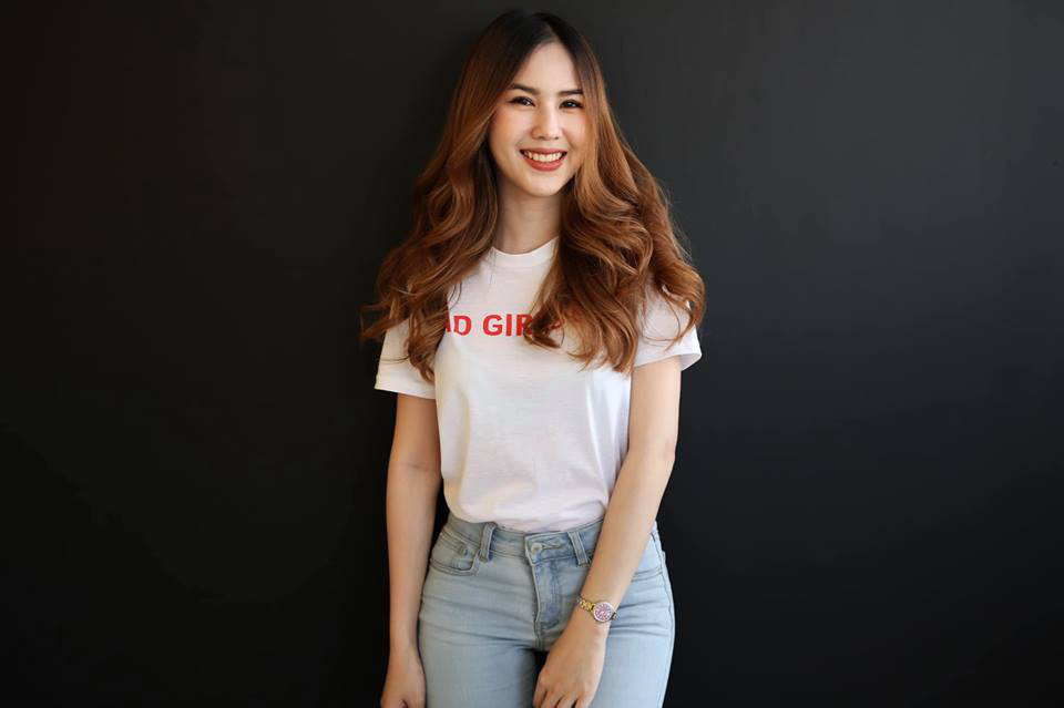 3 bóng hồng làng báo Thái Lan: Bạn gái Supachai Jaided là &quot;máy bay&quot; xinh đẹp - Ảnh 6.