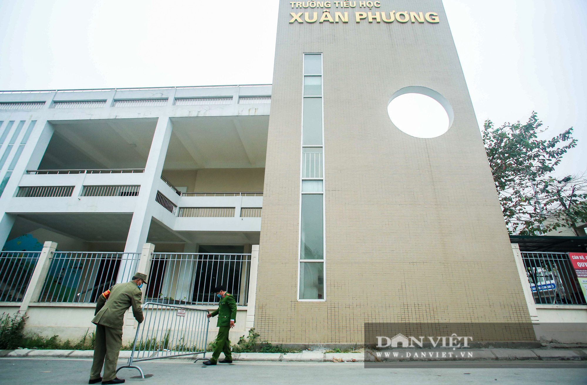 Mang mỳ tôm, bim bim cho các em học sinh bị cách ly tại trường tiểu học Xuân Phương - Ảnh 1.