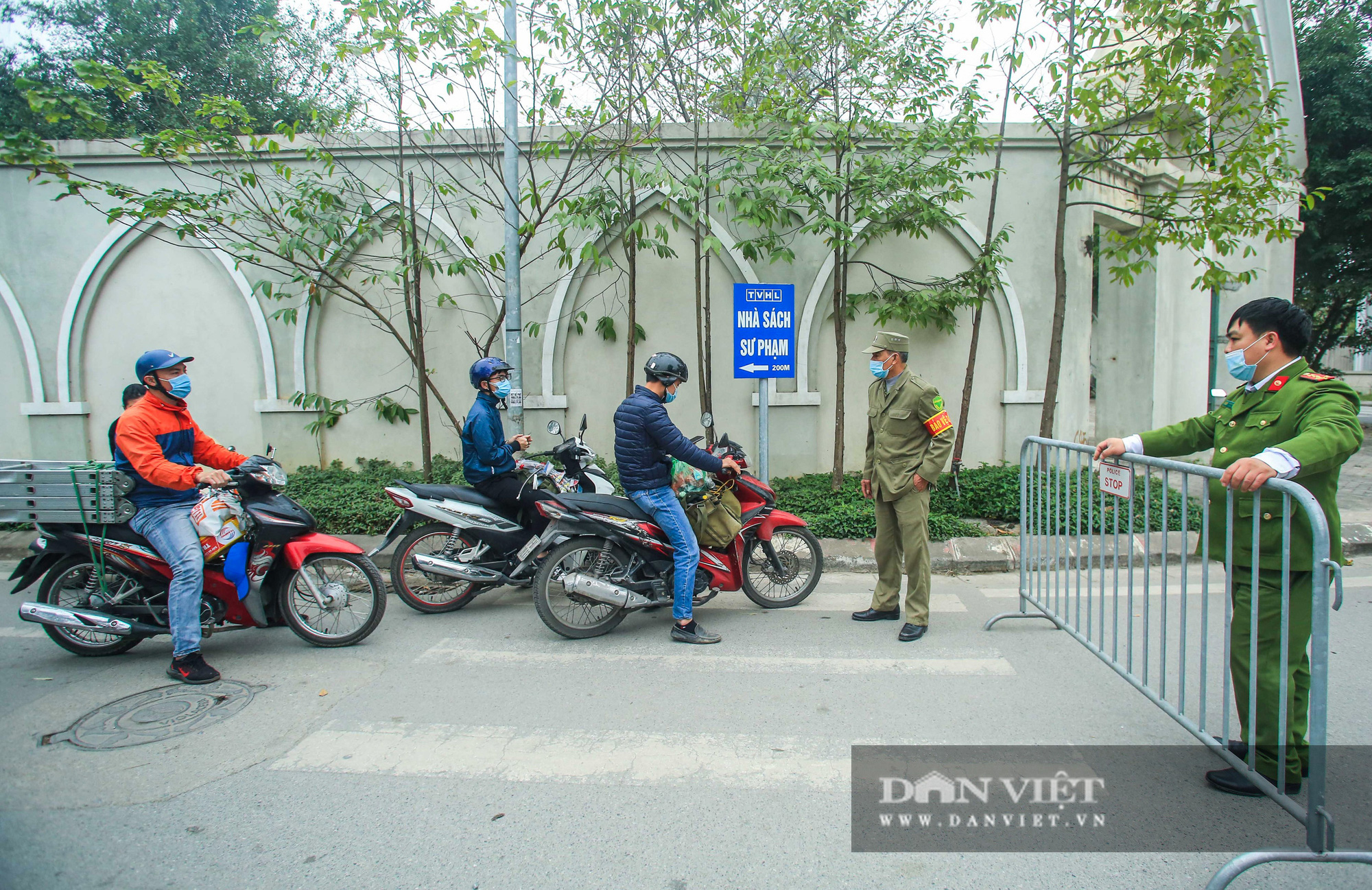 Mang mỳ tôm, bim bim cho các em học sinh bị cách ly tại trường tiểu học Xuân Phương - Ảnh 6.