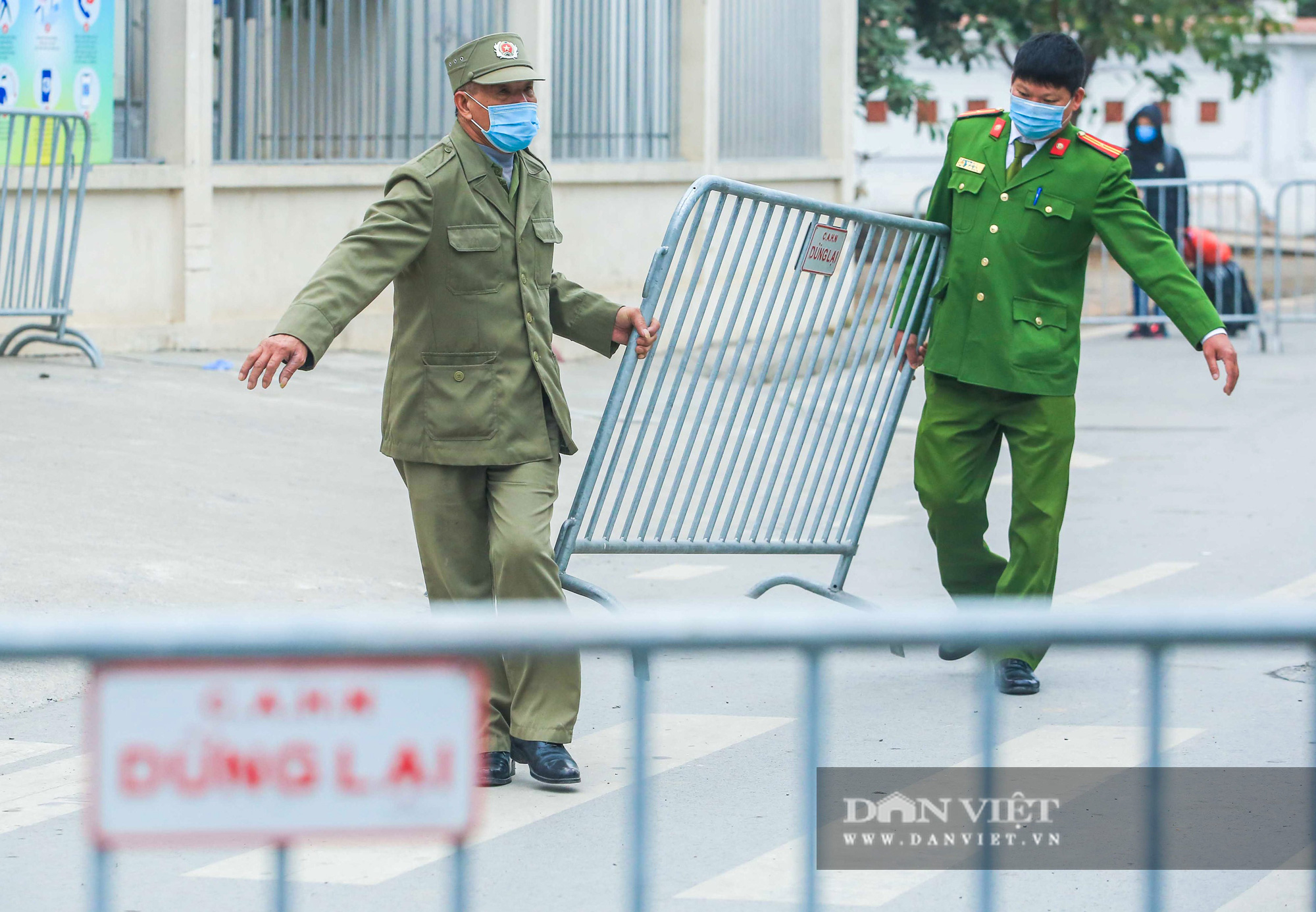 Mang mỳ tôm, bim bim cho các em học sinh bị cách ly tại trường tiểu học Xuân Phương - Ảnh 4.