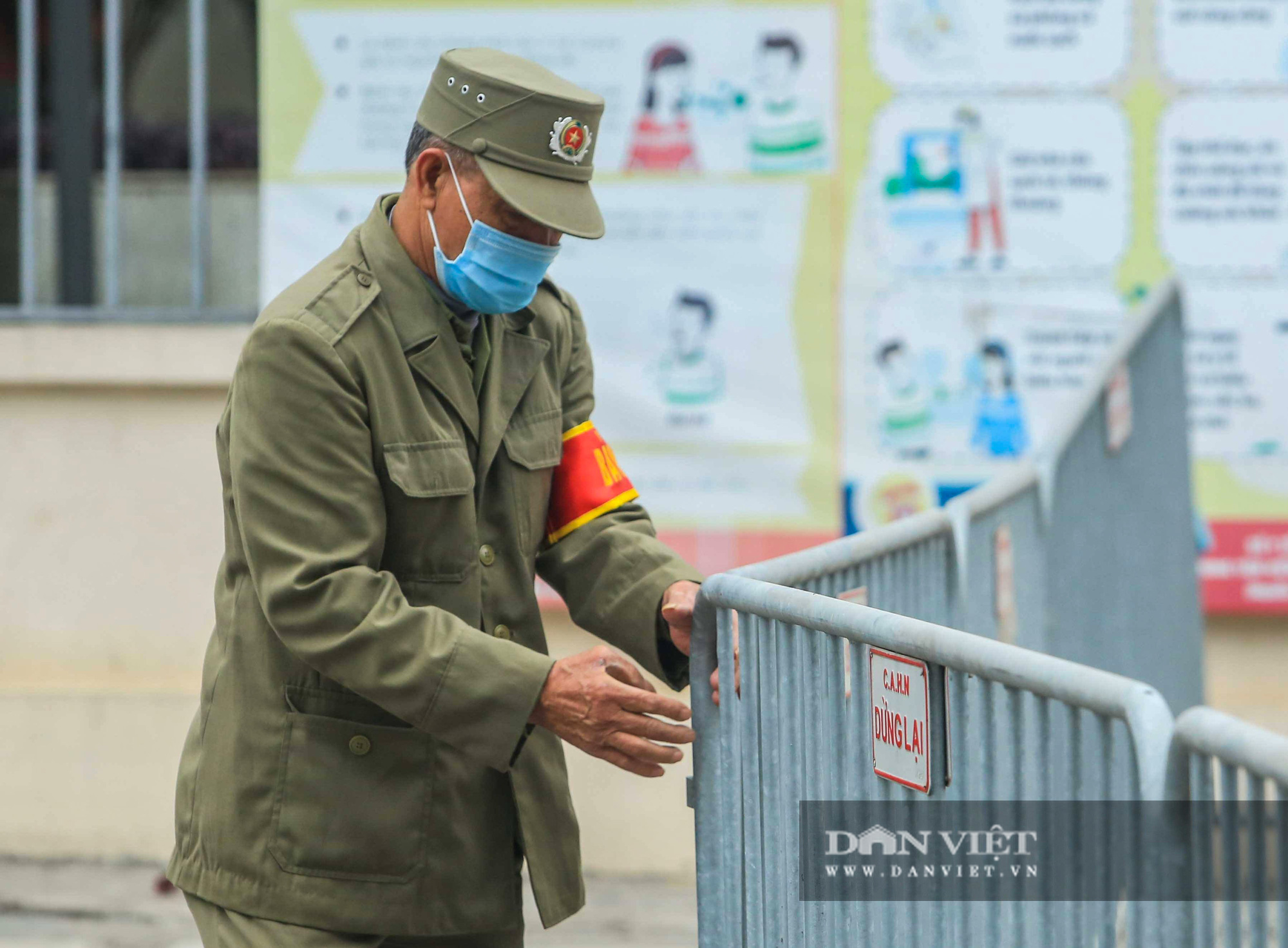 Mang mỳ tôm, bim bim cho các em học sinh bị cách ly tại trường tiểu học Xuân Phương - Ảnh 13.