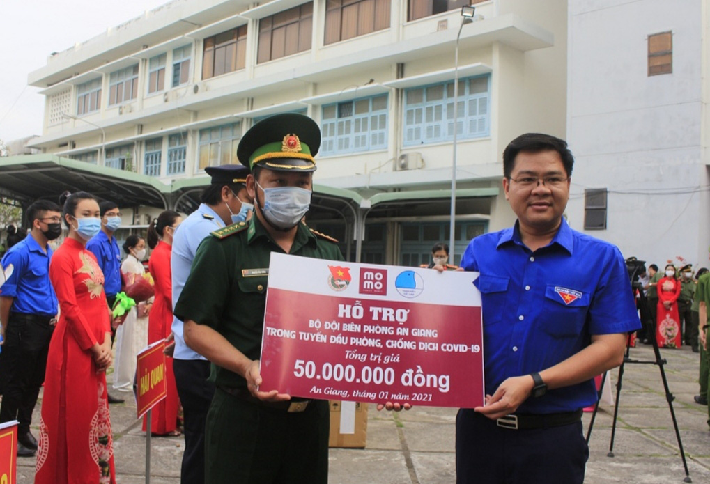An Giang tăng cường lực lượng hỗ trợ phòng, chống dịch Covid-19 trên tuyến biên giới - Ảnh 5.