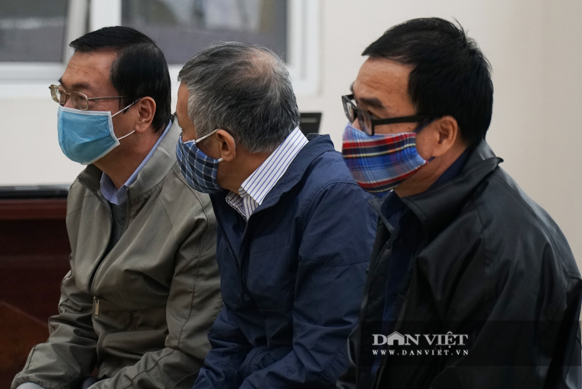 Cự Bộ trưởng Công thương nhờ luật sư dìu vào phiên tòa xét xử   - Ảnh 3.