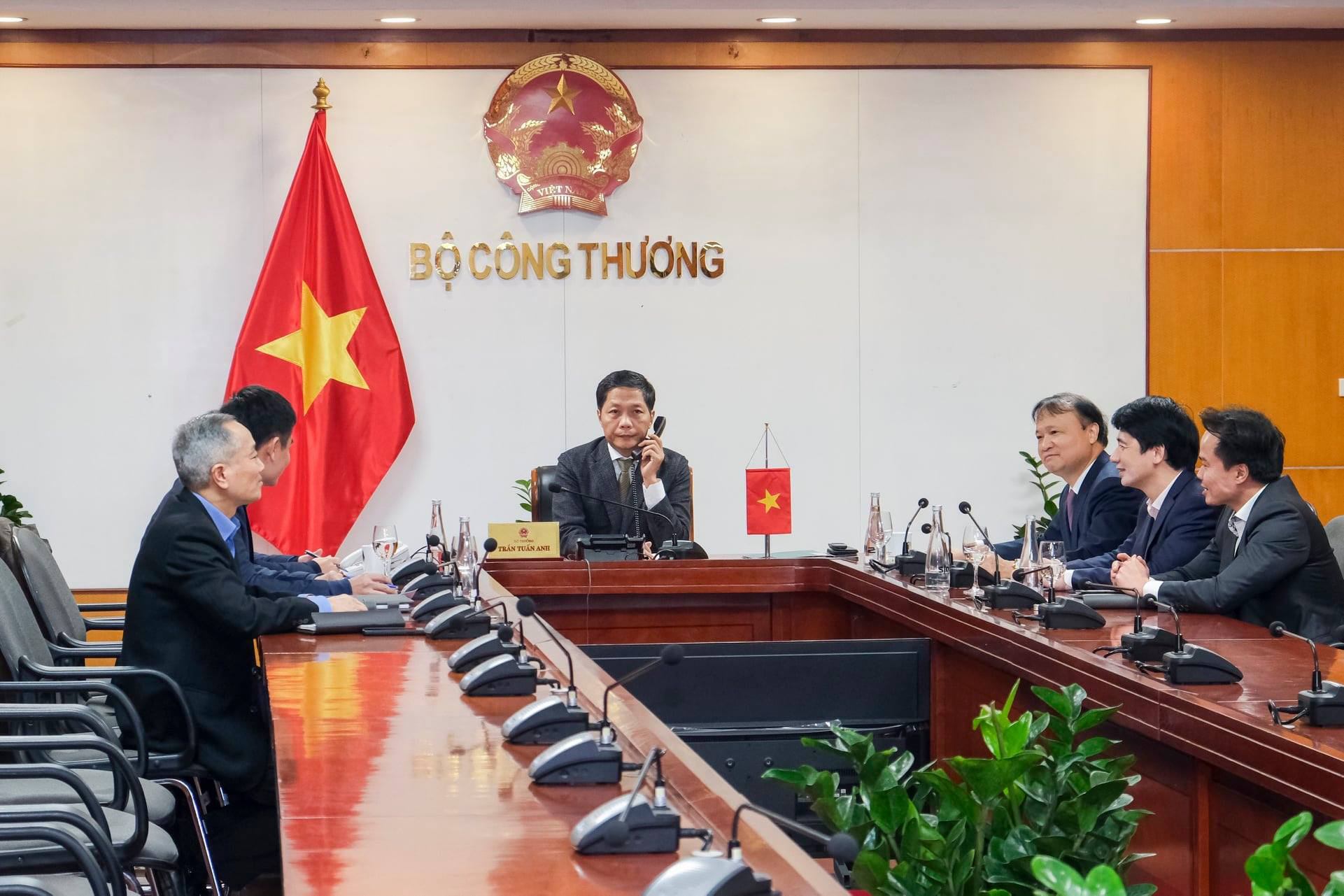 Bộ trưởng Trần Tuấn Anh điện đàm với Mỹ về việc điều tra tiền tệ, nhập khẩu gỗ - Ảnh 2. Bộ trưởng Trần Tuấn Anh điện đàm với Mỹ về việc điều tra tiền tệ, nhập khẩu gỗ - Ảnh 2.