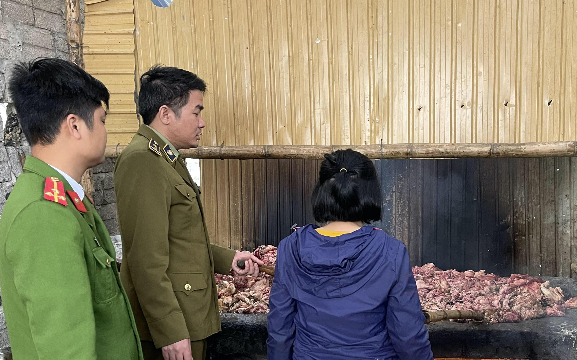 Gom thịt ôi thiu chế thành mỡ bẩn mang bán cho các hàng cơm rang bình dân - Ảnh 2.