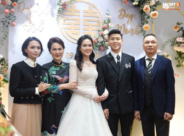 Duy Mạnh, Quỳnh Anh và gia đình nhà gái.