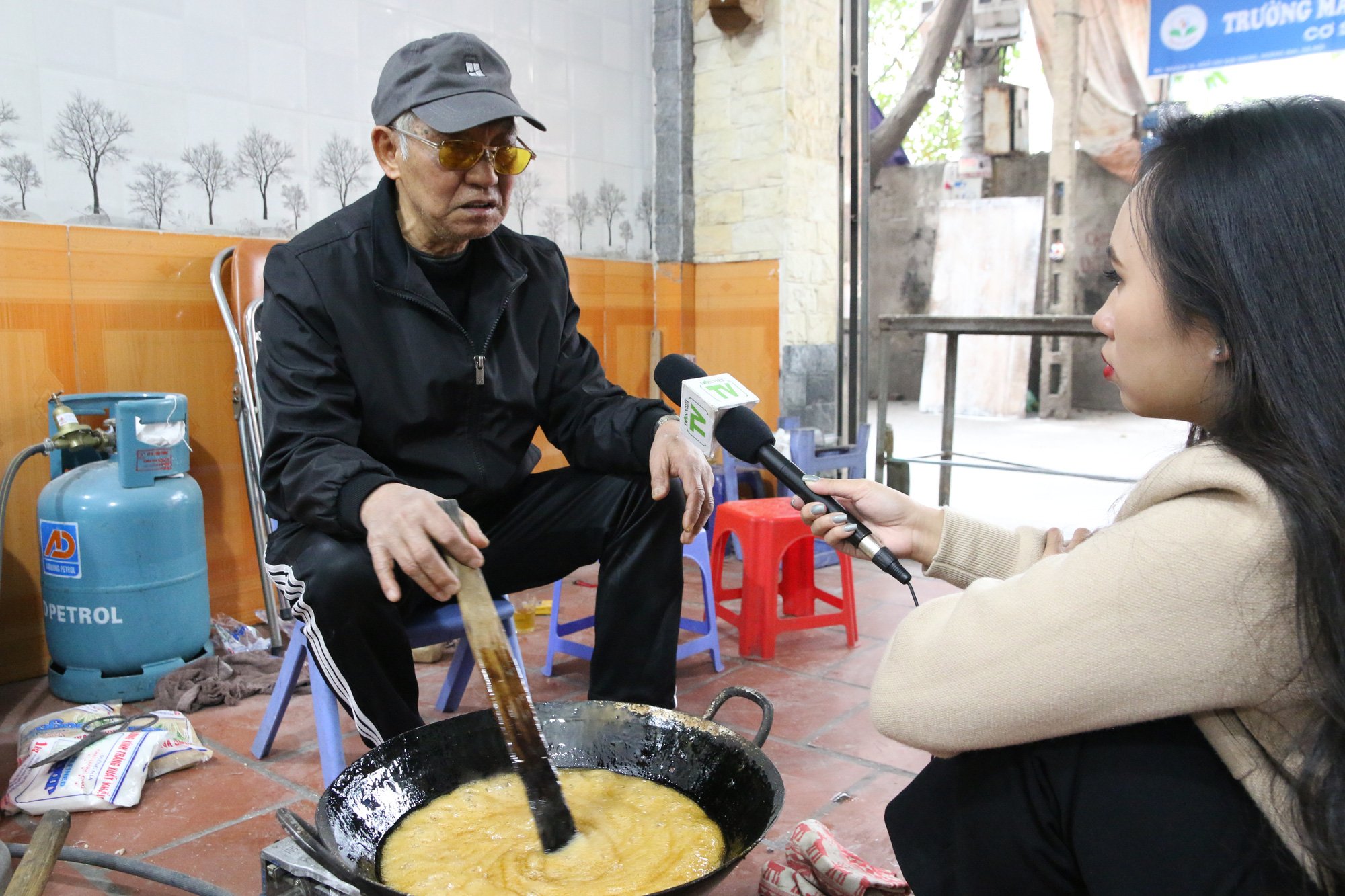 Những người con đất Kim Lũ gìn giữ nghề truyền thống làm chè lam, kẹo dồi - Ảnh 2.