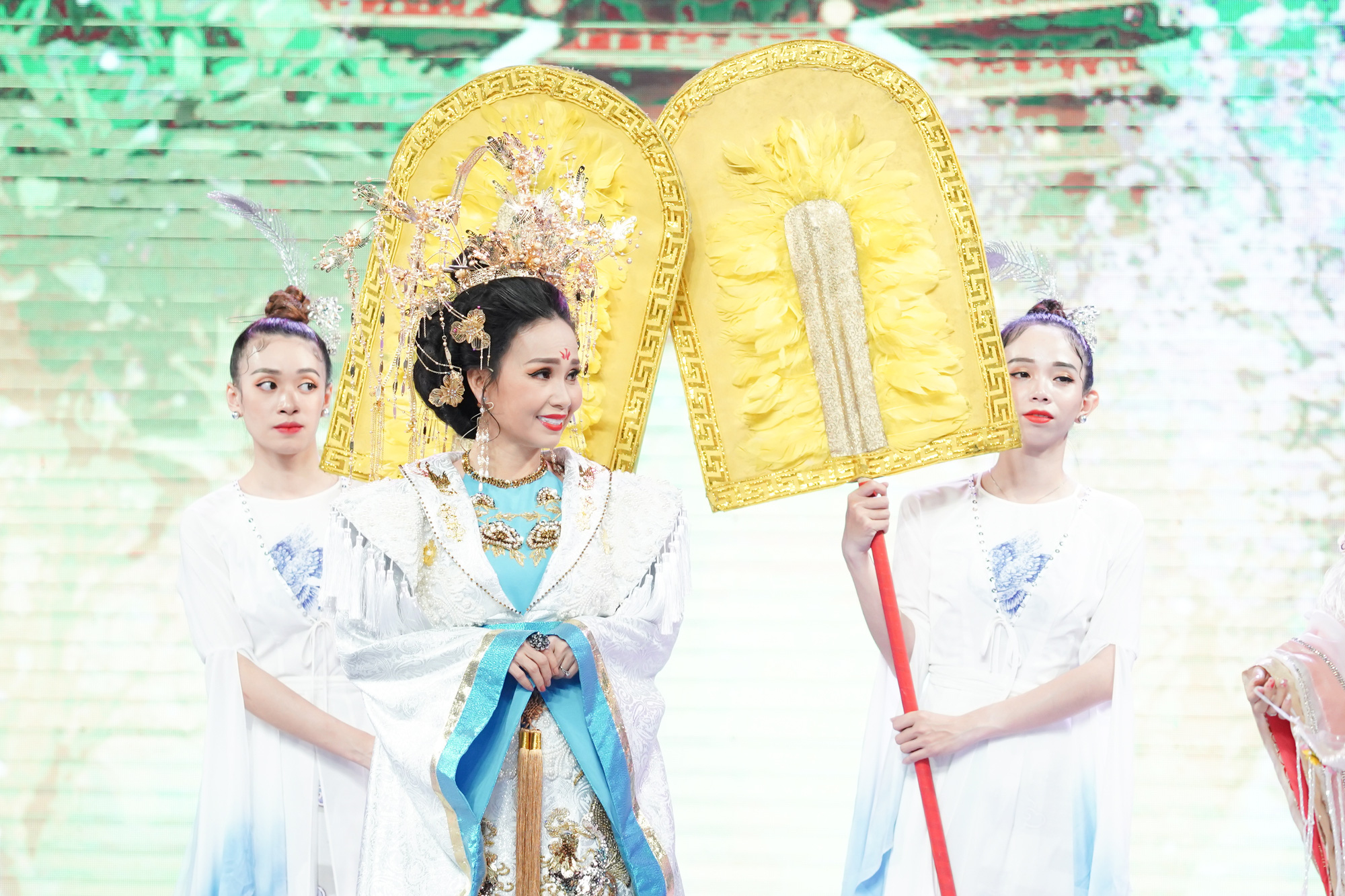 Đàm Vĩnh Hưng bị đau lưng vì mặc đồ cổ trang gần 20kg trong Táo Xuân 2021 - Ảnh 8.