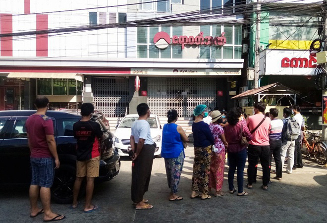 Dân Myanmar đổ xô đi rút tiền, dự trữ thực phẩm sau chính biến - Ảnh 1. Dân Myanmar đổ xô đi rút tiền, dự trữ thực phẩm sau chính biến - Ảnh 1.