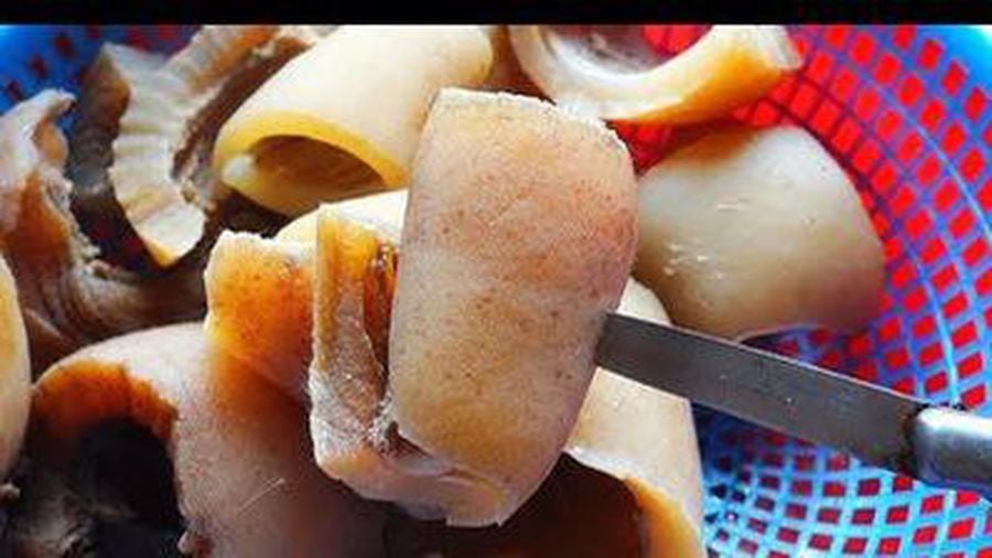 Da trâu thối và loạt những đặc sản lạ từ mắt tới miệng làm bằng da trâu của đồng bào vùng cao - Ảnh 7. Da trâu thối và loạt những đặc sản lạ từ mắt tới miệng làm bằng da trâu của đồng bào vùng cao - Ảnh 7.