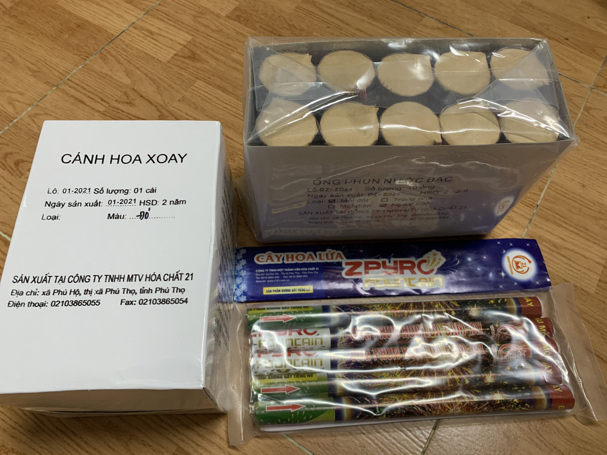 Người dân Thủ đô đội mưa tới mua pháo, đốt trải nghiệm ngay trước Tết - Ảnh 9.