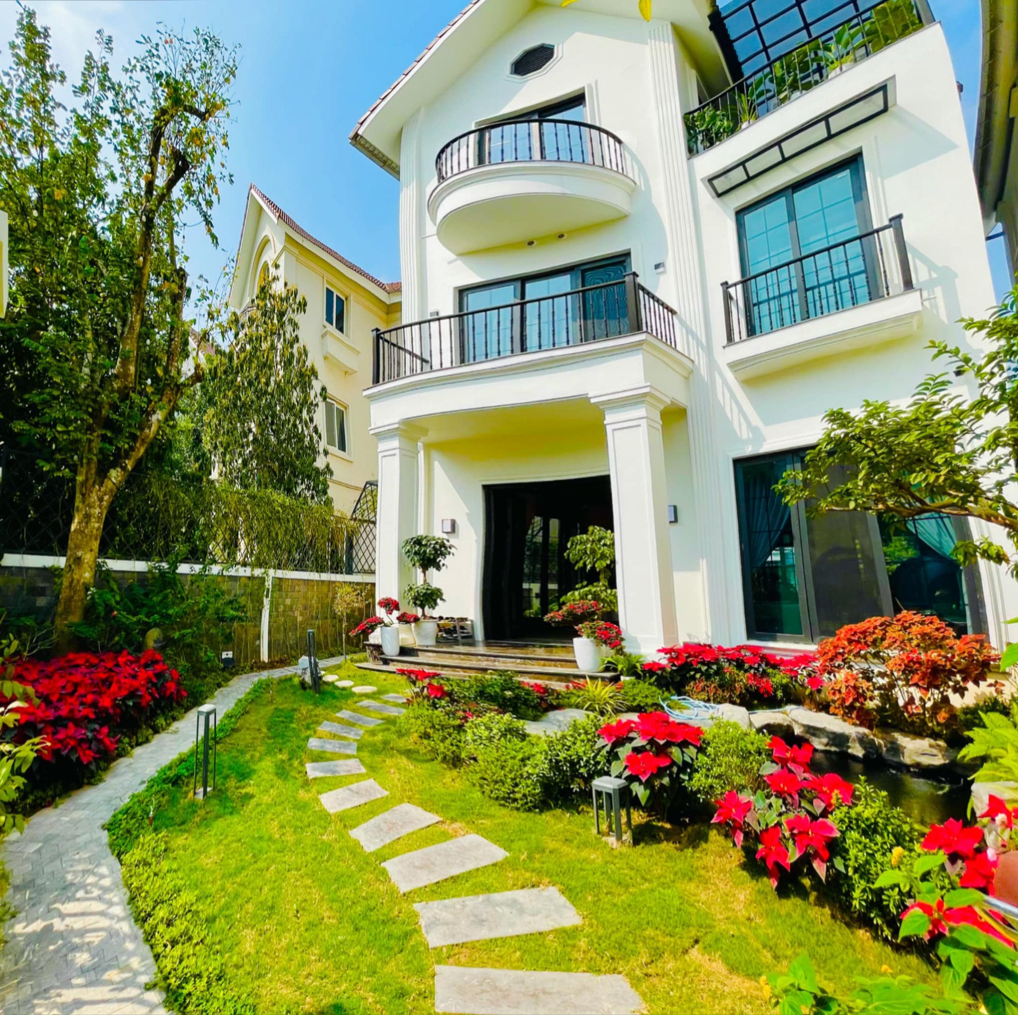 Cận cảnh ngôi biệt thự triệu đô ngập hoa tươi của Lã Thanh Huyền  - Ảnh 1.