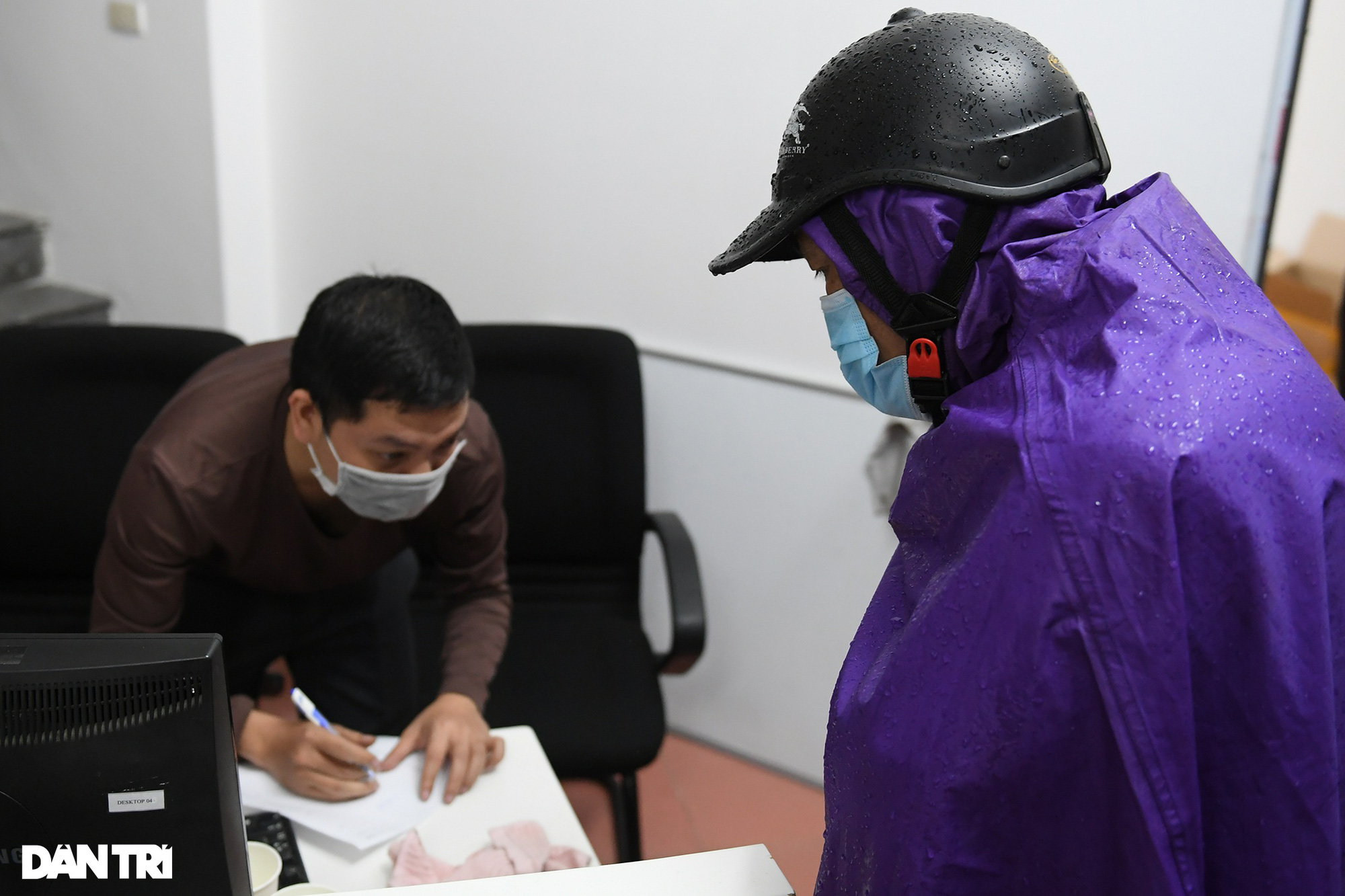 Người dân Thủ đô đội mưa tới mua pháo, đốt trải nghiệm ngay trước Tết - Ảnh 5.