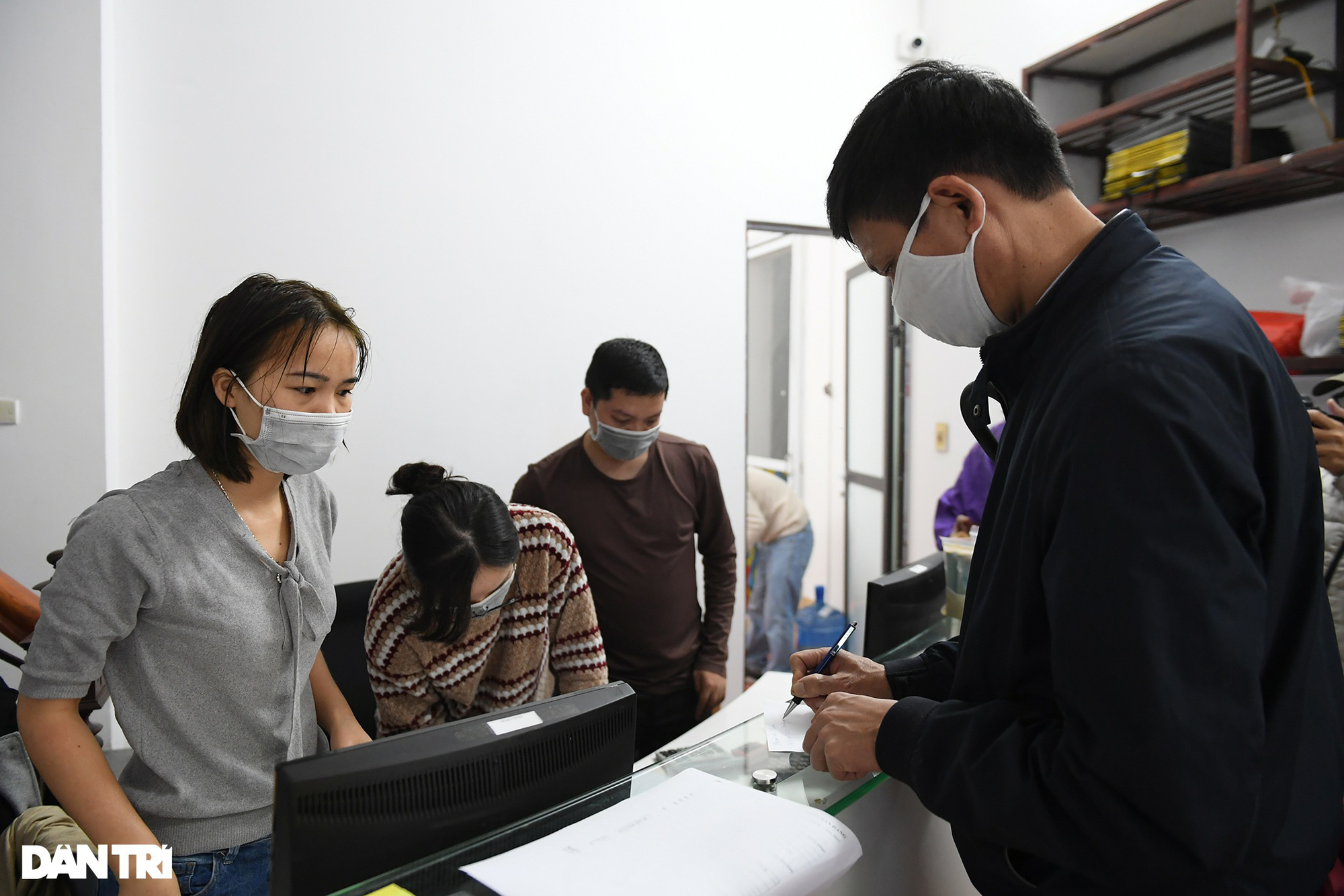 Người dân Thủ đô đội mưa tới mua pháo, đốt trải nghiệm ngay trước Tết - Ảnh 1.