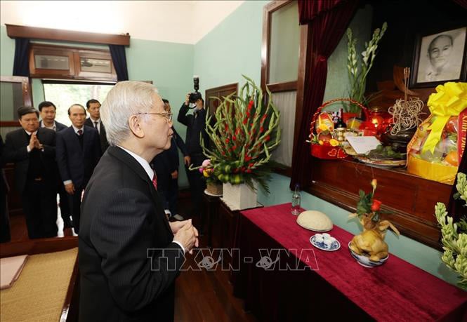 Tổng Bí thư, Chủ tịch nước Nguyễn Phú Trọng dâng hương tưởng niệm Chủ tịch Hồ Chí Minh - Ảnh 1.