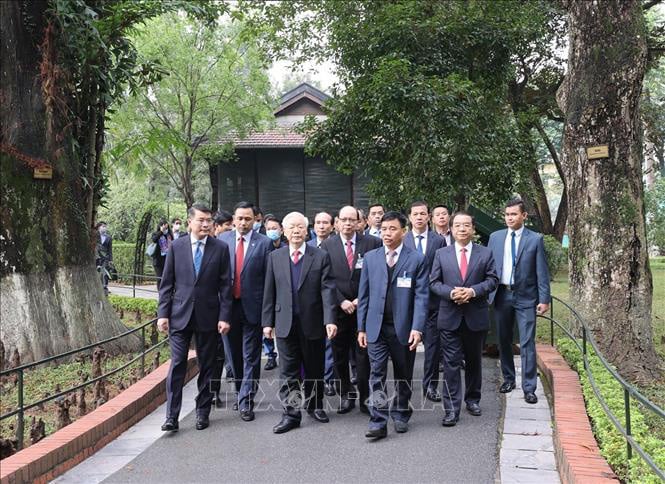Tổng Bí thư, Chủ tịch nước Nguyễn Phú Trọng dâng hương tưởng niệm Chủ tịch Hồ Chí Minh - Ảnh 2.