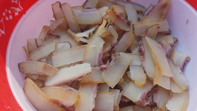 Da trâu thối và loạt những đặc sản lạ từ mắt tới miệng làm bằng da trâu của đồng bào vùng cao - Ảnh 9. Da trâu thối và loạt những đặc sản lạ từ mắt tới miệng làm bằng da trâu của đồng bào vùng cao - Ảnh 9.
