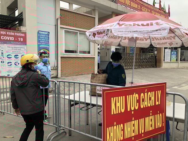 28 học sinh và phụ huynh trường Tiểu học Xuân Phương đầu tiên rồi kh cách ly về nhà ăn Tết - Ảnh 1.