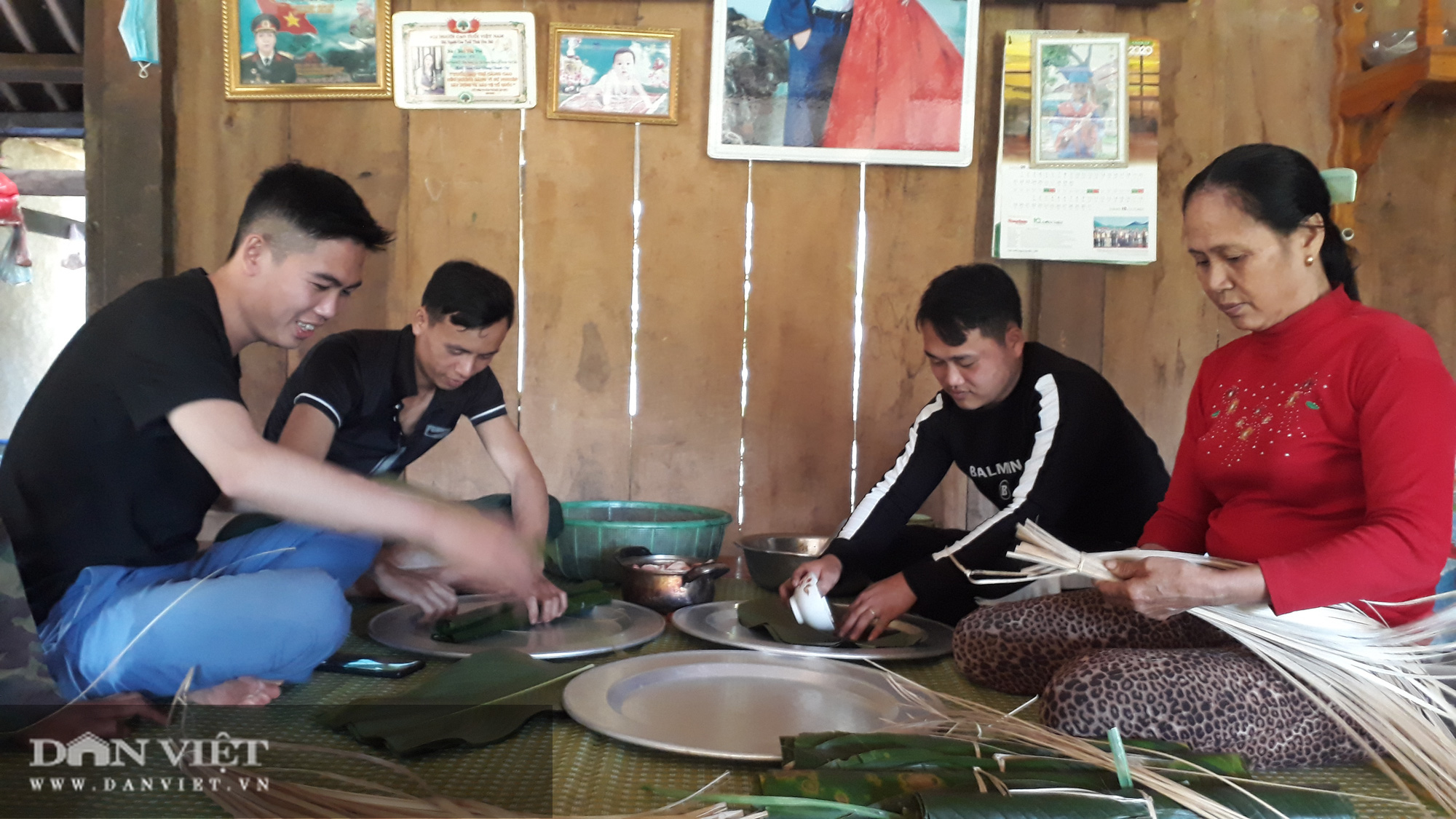 Độc đáo chiếc bánh chưng đen trong Tết cổ truyền của người Tày Văn Chấn Yên Bái - Ảnh 3.