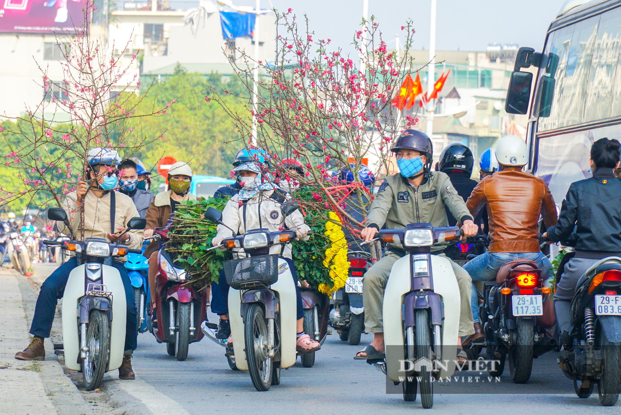 Đường vào chợ hoa Quảng Bá kẹt cứng ngày cuối cùng của năm - Ảnh 5.