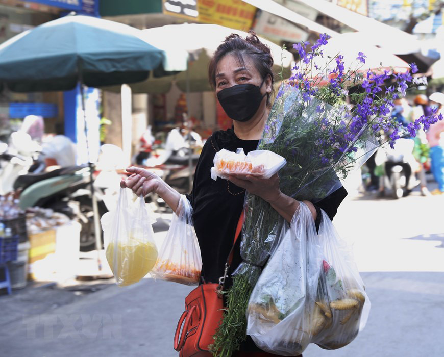 Hà Nội: Đi chợ truyền thống ngày 30 Tết Nguyên đán Tân Sửu 2021 - Ảnh 1. Hà Nội: Đi chợ truyền thống ngày 30 Tết Nguyên đán Tân Sửu 2021 - Ảnh 1.