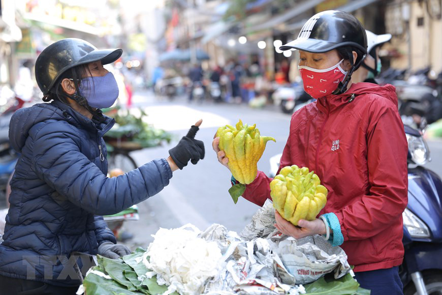 Hà Nội: Đi chợ truyền thống ngày 30 Tết Nguyên đán Tân Sửu 2021 - Ảnh 7. Hà Nội: Đi chợ truyền thống ngày 30 Tết Nguyên đán Tân Sửu 2021 - Ảnh 7.